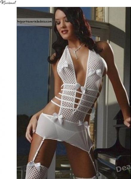 Lingerie em malha com vestido nupcial branco